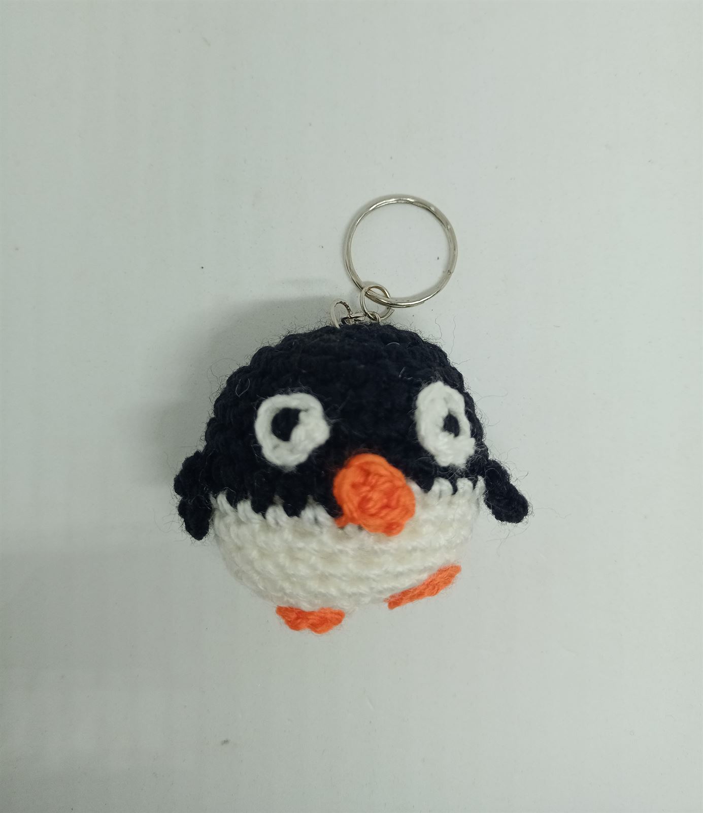 Llavero pingüino amigurumi - Imagen 1
