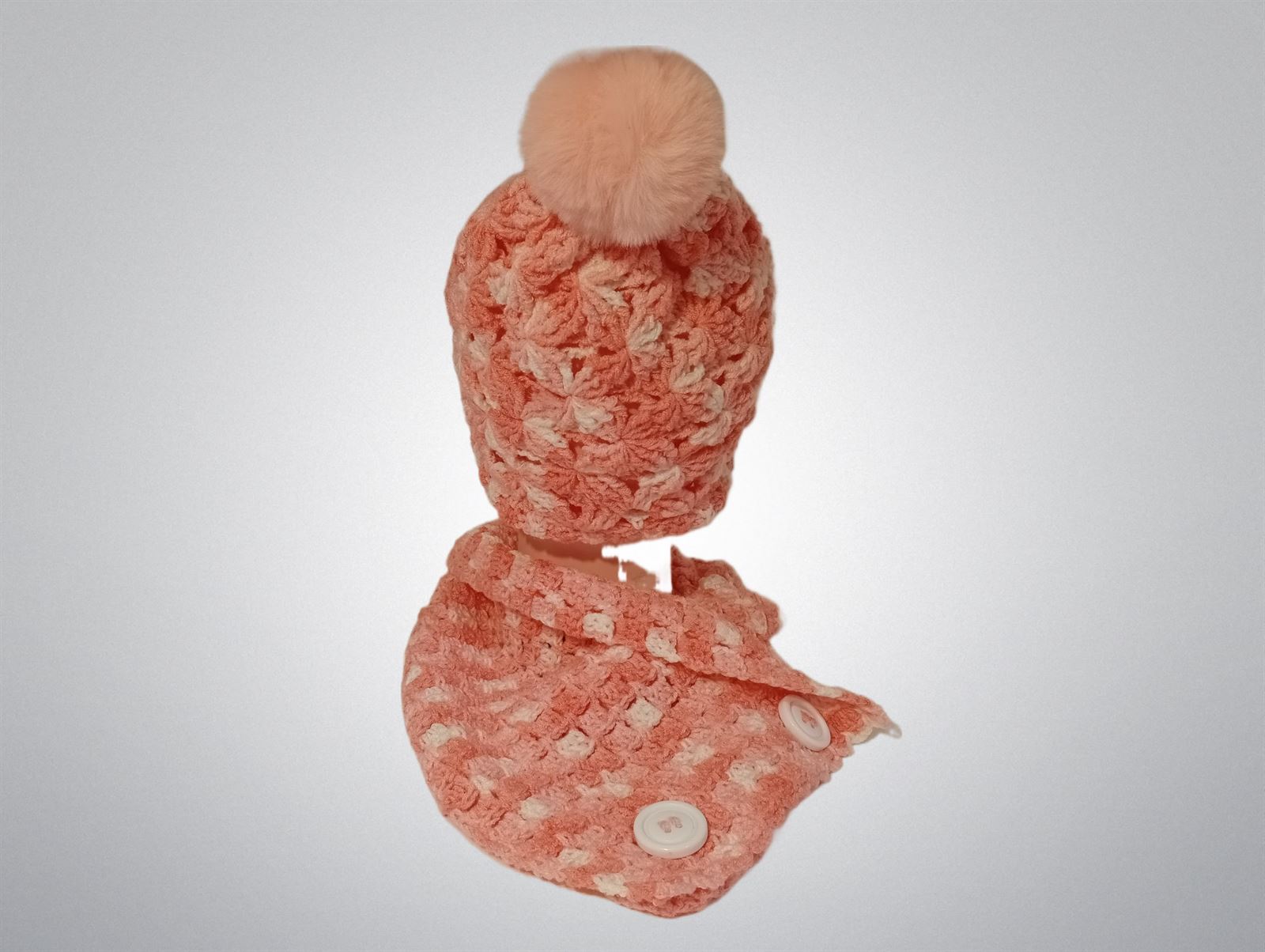 Conjunto gorro con pompón y cuello jaspeado blanco y rosa hecho a mano a ganchillo - Imagen 2