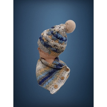 Conjunto gorro con pompón y cuello tonos gris, beige, blanco y azul hecho a mano a ganchillo-crochet (12) - Imagen 2