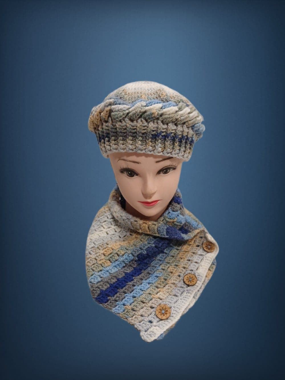 Conjunto gorro ondas y cuello tonos beige, azul y blanco hecho a mano a ganchillo - Imagen 1