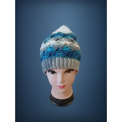 Gorro con pompón tonos azules y blanco hecho a mano a ganchillo (1) - Imagen 1