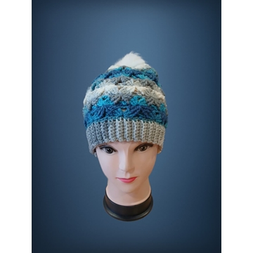 Gorro con pompón tonos azules y blanco hecho a mano a ganchillo (1) - Imagen 1