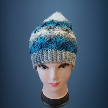 Gorro con pompón tonos azules y blanco hecho a mano a ganchillo (1) - Imagen 1