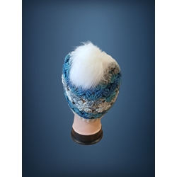 Gorro con pompón tonos azules y blanco hecho a mano a ganchillo (1) - Imagen 2