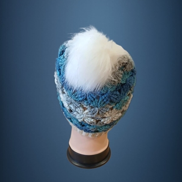 Gorro con pompón tonos azules y blanco hecho a mano a ganchillo (1) - Imagen 2