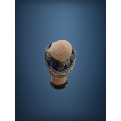 Gorro con pompón tonos beige, marrón y azul hecho a mano a ganchillo-crochet (12) - Imagen 2