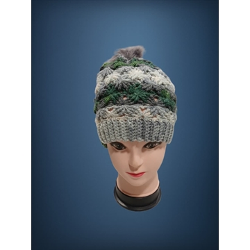 Gorro con pompón tonos gris, verde, blanco hecho a mano a ganchillo-crochet(7) - Imagen 1