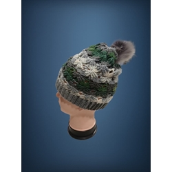 Gorro con pompón tonos gris, verde, blanco hecho a mano a ganchillo-crochet(7) - Imagen 2