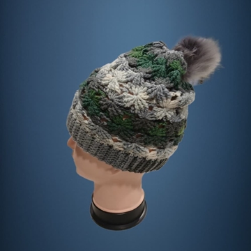 Gorro con pompón tonos gris, verde, blanco hecho a mano a ganchillo-crochet(7) - Imagen 2