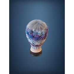 Gorro con pompón tonos lila, gris y blanco hecho a mano a ganchillo-crochet (2) - Imagen 2