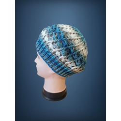 Gorro espiral tonos azules y blanco hecho a mano a ganchillo (1) - Imagen 2