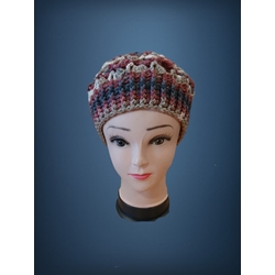 Gorro espiral tonos granate, gris y beige hecho a mano a ganchillo (3) - Imagen 1