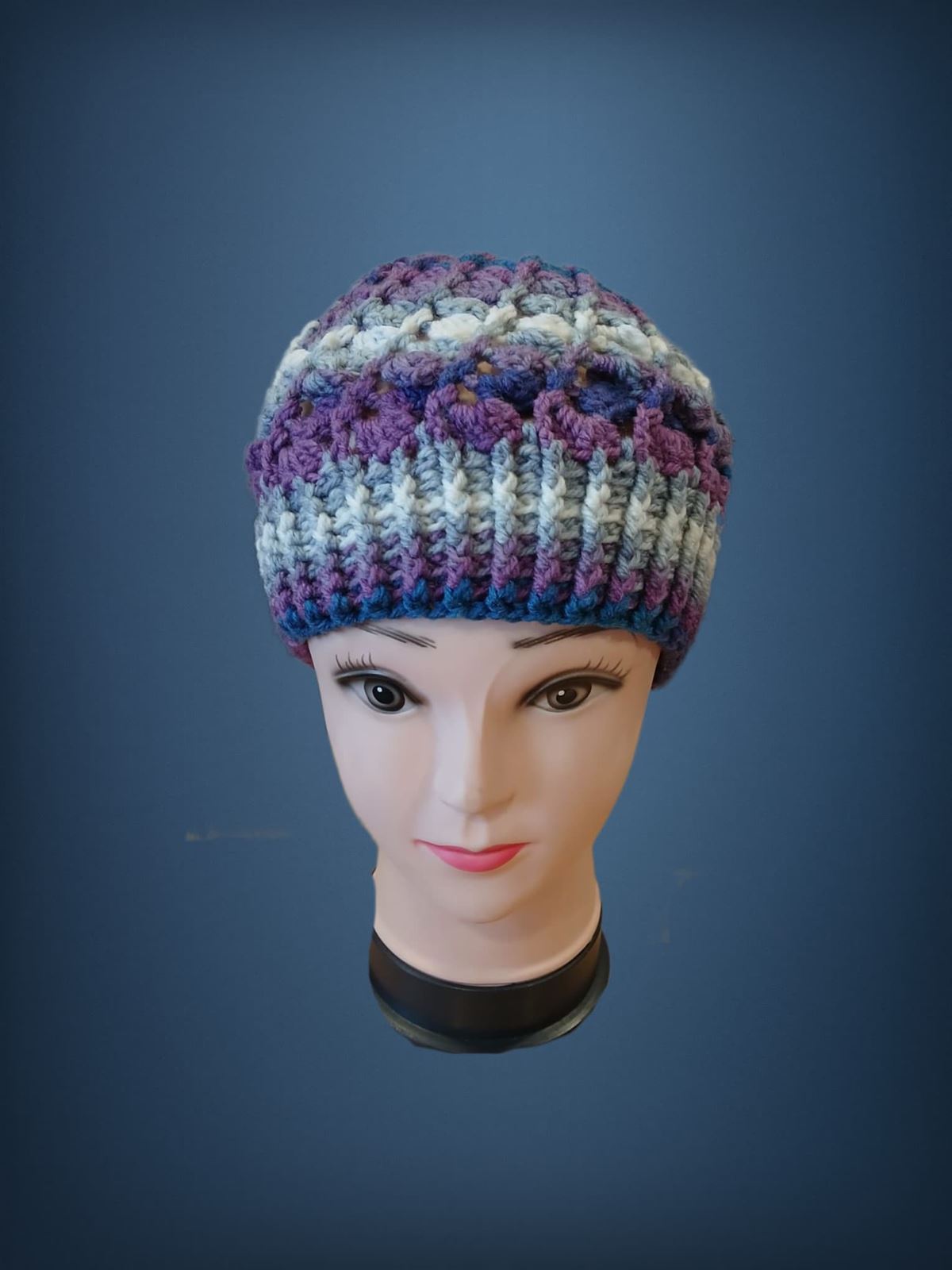 Gorro espiral tonos lila, gris y blanco hecho a mano a ganchillo (2) - Imagen 1