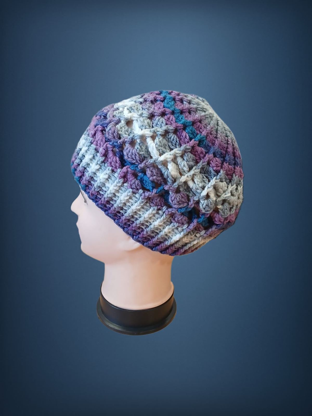 Gorro espiral tonos lila, gris y blanco hecho a mano a ganchillo (2) - Imagen 2