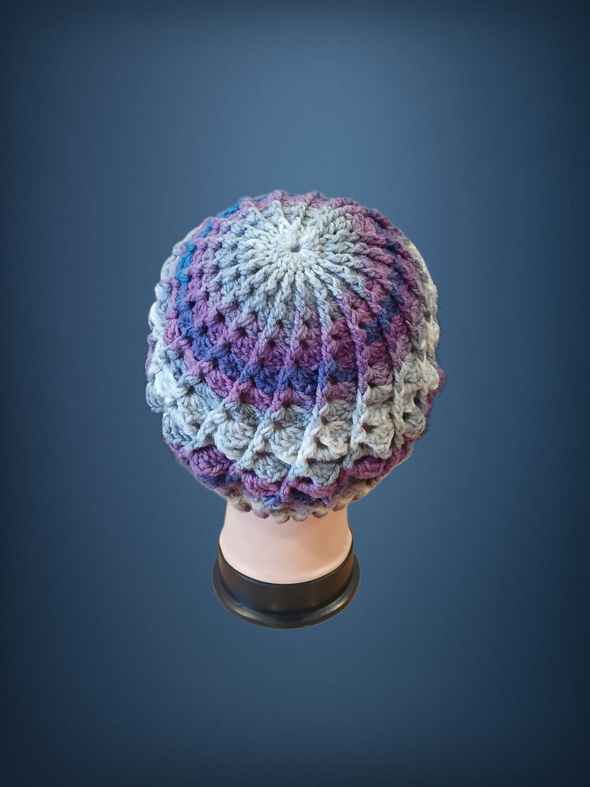 Gorro espiral tonos lila, gris y blanco hecho a mano a ganchillo (2) - Imagen 3