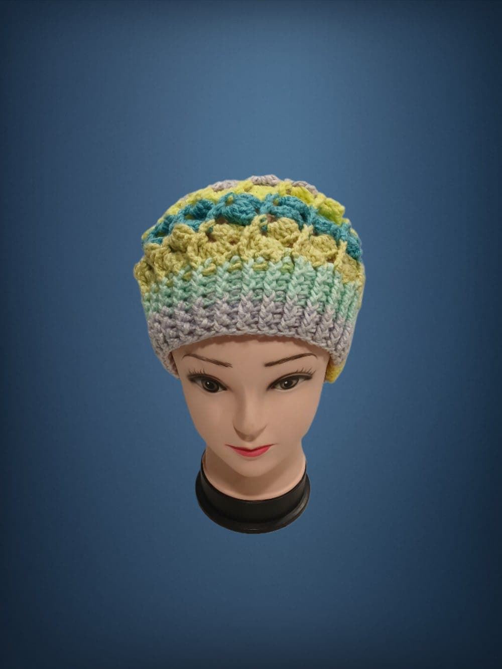 Gorro espiral tonos verde, amarillo y azul hecho a mano a ganchillo(25) - Imagen 1
