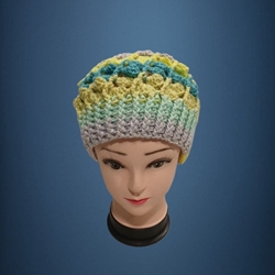 Gorro espiral tonos verde, amarillo y azul hecho a mano a ganchillo(25) - Imagen 1