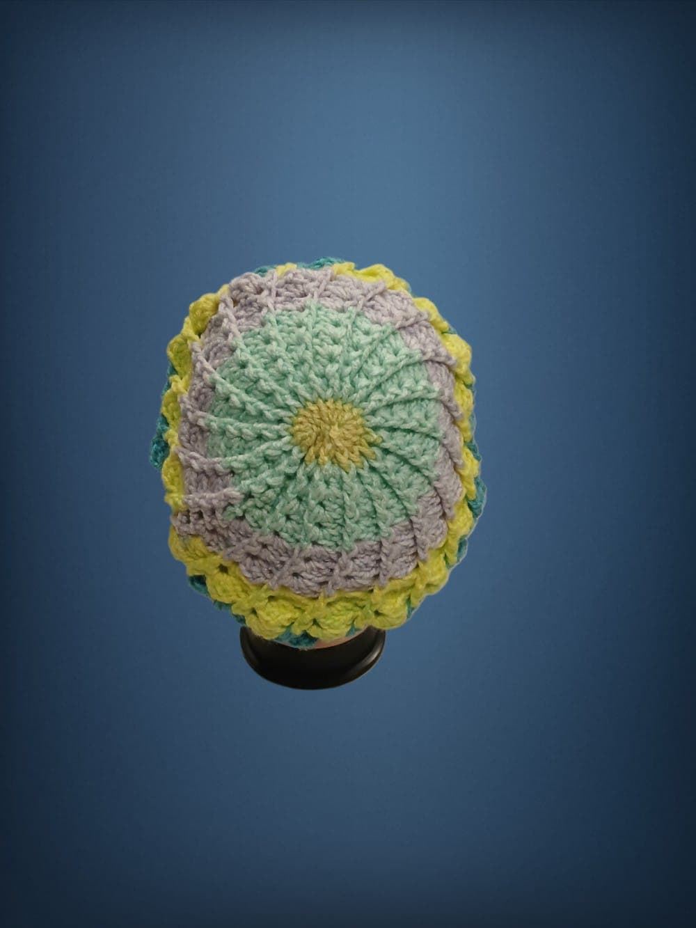 Gorro espiral tonos verde, amarillo y azul hecho a mano a ganchillo(25) - Imagen 2