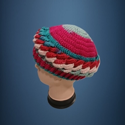 Gorro ondas tonos fucsia, rosa, azul hecho a mano a ganchillo. - Imagen 2