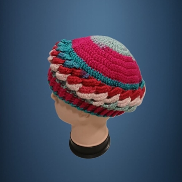 Gorro ondas tonos fucsia, rosa, azul hecho a mano a ganchillo. - Imagen 2