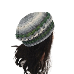 Gorro ondas tonos gris verde hecho a mano a ganchillo (7) - Imagen 2