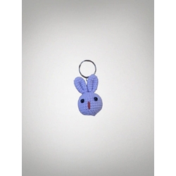 Llavero conejo lila amigurumi hecho a mano a ganchillo. - Imagen 1