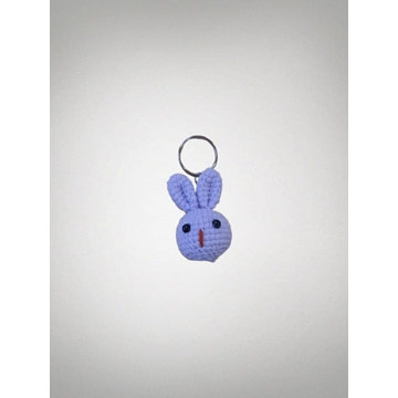 Llavero conejo lila amigurumi hecho a mano a ganchillo. - Imagen 1