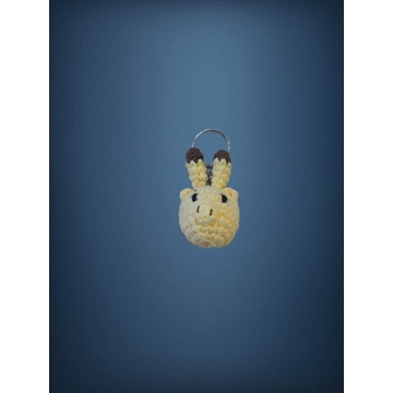 Llavero jirafa amigurumi hecho a mano a ganchillo. - Imagen 1