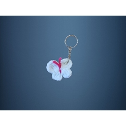 Llavero mariposa blanca amigurumi hecho a mano a ganchillo. - Imagen 1