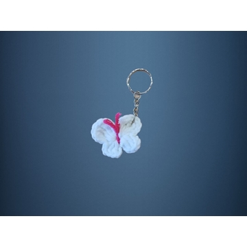 Llavero mariposa blanca amigurumi hecho a mano a ganchillo. - Imagen 1