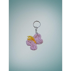 Llavero mariposa rosa amigurumi hecho a mano a ganchillo. - Imagen 1