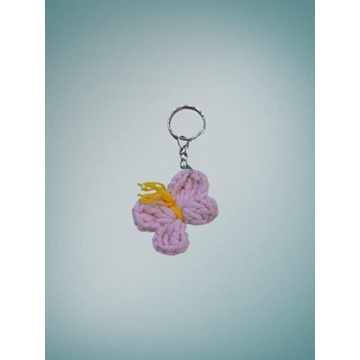 Llavero mariposa rosa amigurumi hecho a mano a ganchillo. - Imagen 1