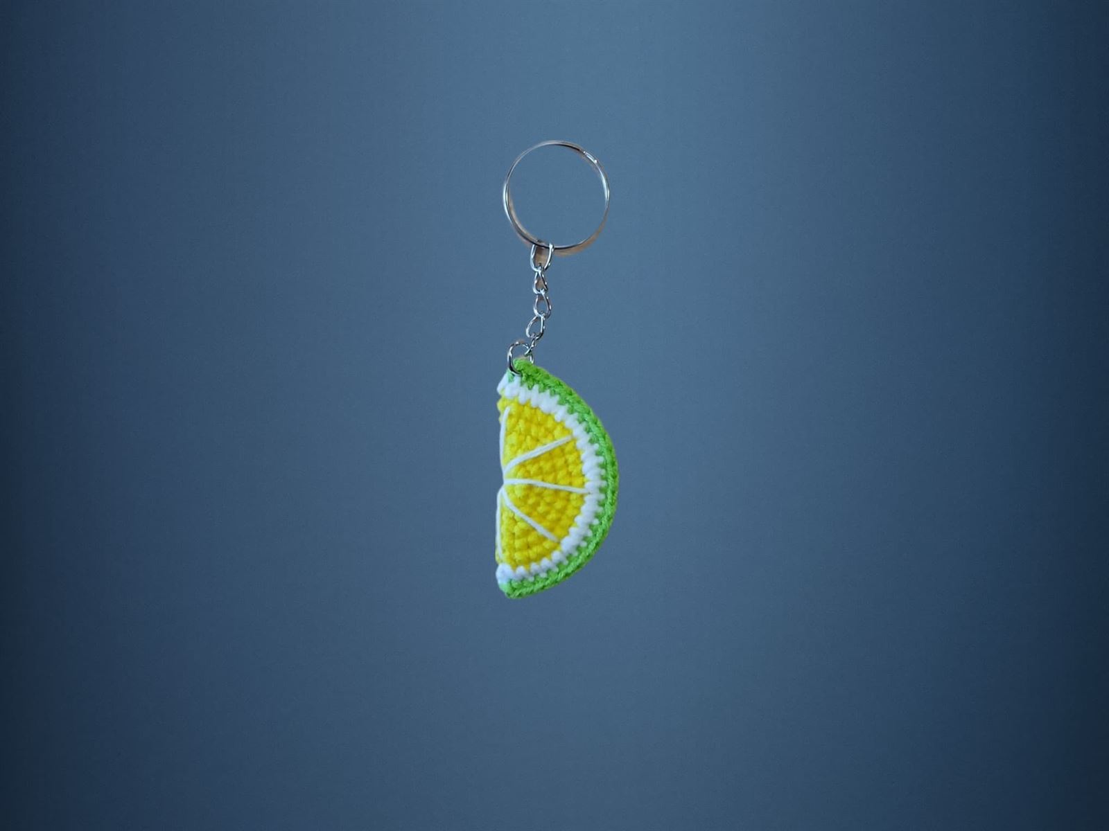 Llavero media limón amigurumi hecho a mano a ganchillo. - Imagen 1