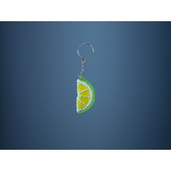 Llavero media limón amigurumi hecho a mano a ganchillo. - Imagen 1