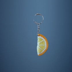 Llavero media naranja amigurumi hecho a mano a ganchillo. - Imagen 1