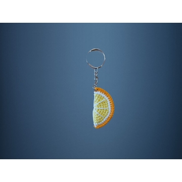 Llavero media naranja amigurumi hecho a mano a ganchillo. - Imagen 1