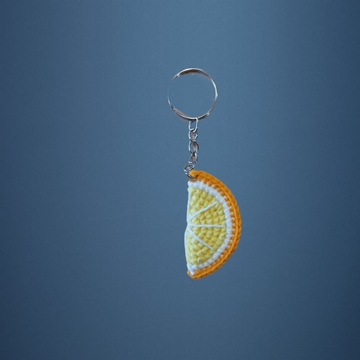 Llavero media naranja amigurumi hecho a mano a ganchillo. - Imagen 1