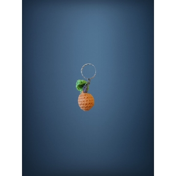 Llavero naranja amigurumi hecha a mano a ganchillo. - Imagen 1