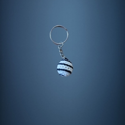 Llavero pelota amigurumi hecho a mano a ganchillo. - Imagen 1