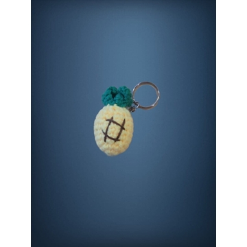 Llavero piña amigurumi hecho a mano a ganchillo. - Imagen 1