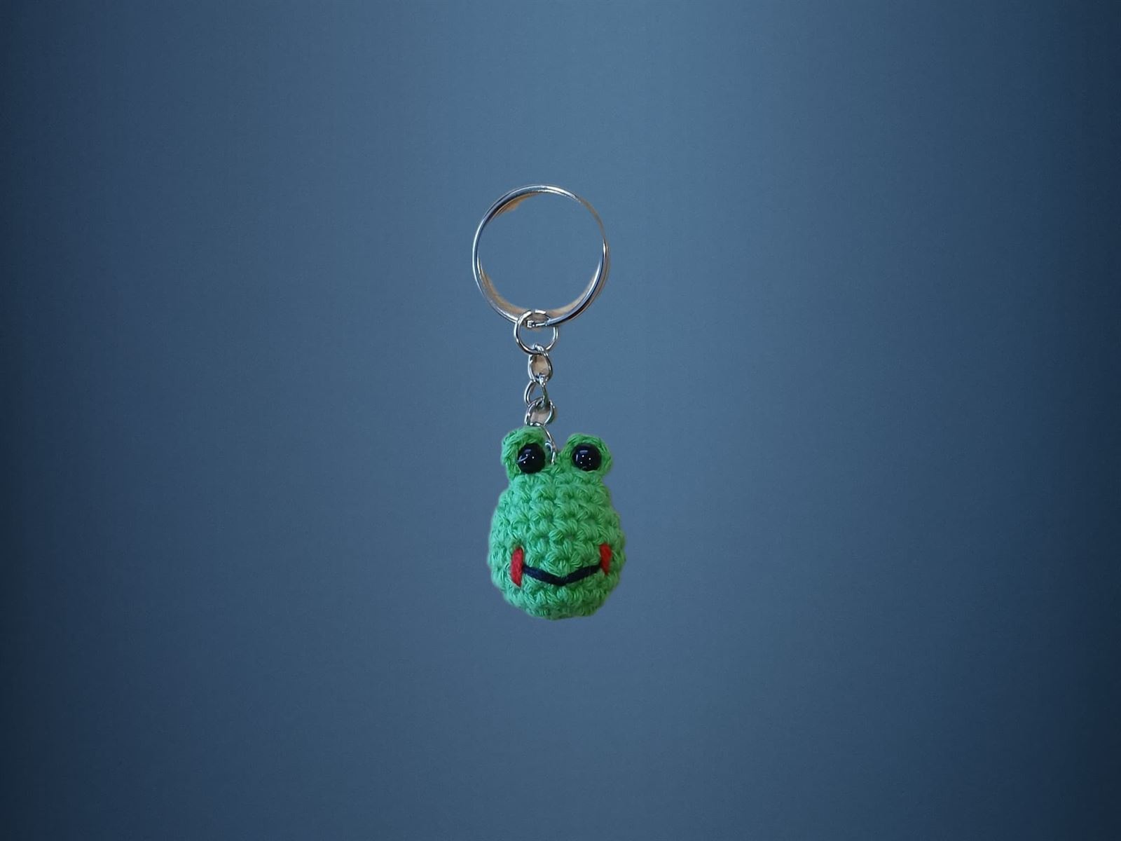Llavero rana amigurumi hecho a mano a ganchillo. - Imagen 1
