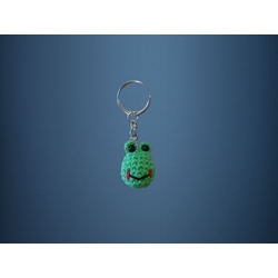 Llavero rana amigurumi hecho a mano a ganchillo. - Imagen 1