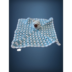 Manta apego oso tonos azul y blanco hecho a mano a ganchillo (amigurumi) - Imagen 1