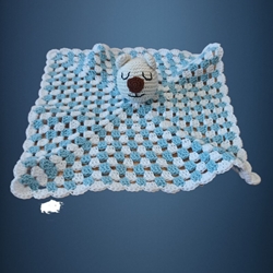 Manta apego oso tonos azul y blanco hecho a mano a ganchillo (amigurumi) - Imagen 1
