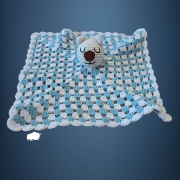 Manta apego oso tonos azul y blanco hecho a mano a ganchillo (amigurumi) - Imagen 1