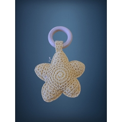 Mordedor estrella amarillo hecho a mano a ganchillo (amigurumi) - Imagen 1