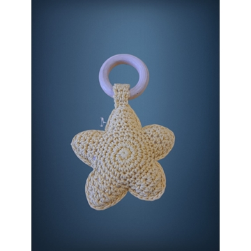 Mordedor estrella amarillo hecho a mano a ganchillo (amigurumi) - Imagen 1