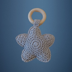 Mordedor estrella gris hecho a mano a ganchillo (amigurumi) - Imagen 1