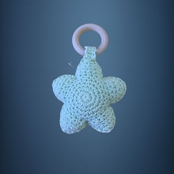 Mordedor estrella verde hecho a mano a ganchillo (amigurumi) - Imagen 1