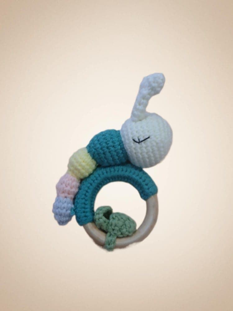 Mordedor oruga tonos azul, amarillo, rosa y verde hecho a mano a ganchillo (amigurumi) - Imagen 1
